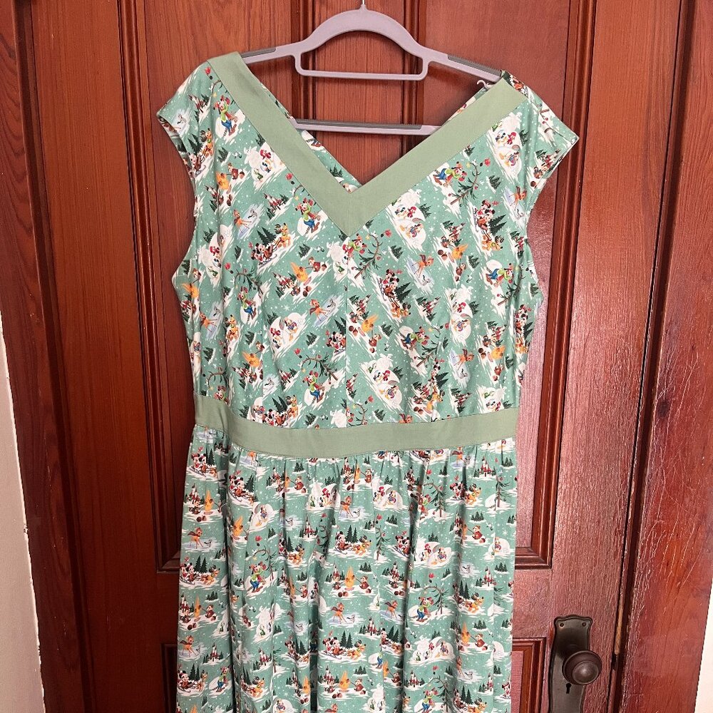 EUC Disney Dress Shop Winter Wonderland Mickey & Friends Holiday Dress